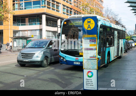 Autobus di Sydney a un arresto in Broadway vicino stazione centrale,centro di Sydney, Australia Foto Stock