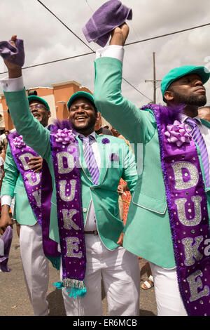 New Orleans, Louisiana - Il Signore divino aiuto sociale e piacere Club la seconda linea parade. Foto Stock