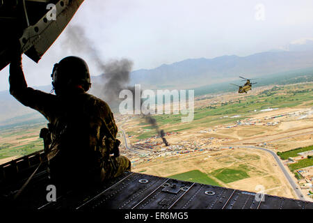 Un soldati USA esegue la scansione del gruppo mentre seduto sulla rampa della CH-47 elicottero Chinook trasportare ceco, Georgiane e soldati degli Stati Uniti per una pattuglia di sicurezza 8 maggio 2015 nella provincia di Parwan, Afghanistan. Foto Stock