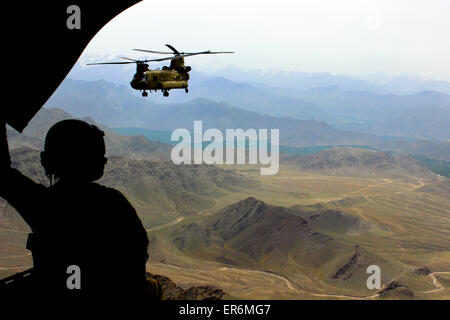 Un soldato americano esegue la scansione del gruppo mentre seduto sulla rampa della CH-47 elicottero Chinook trasportare ceco, Georgiane e soldati degli Stati Uniti per una pattuglia di sicurezza 8 maggio 2015 nella provincia di Parwan, Afghanistan. Foto Stock