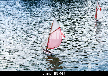 Tradizionale piccola barca a vela in legno barche giocattolo nello stagno del parco Jardin du Luxembourg, Parigi, Francia Foto Stock