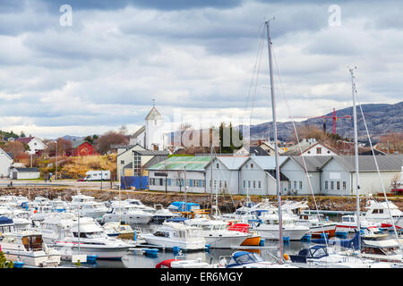 Rorvik, norvegese villaggio di pescatori del paesaggio. Piccole imbarcazioni sono ormeggiati a Marina Foto Stock