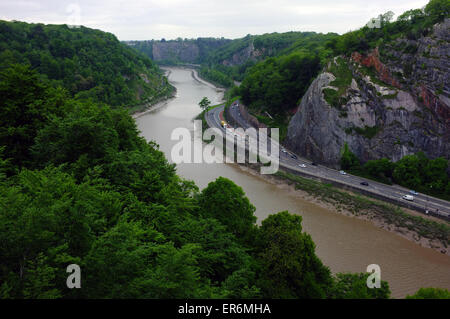 La vista sul fiume Avon Gorge come visto da un lato del ponte sospeso di Clifton a Bristol. Foto Stock