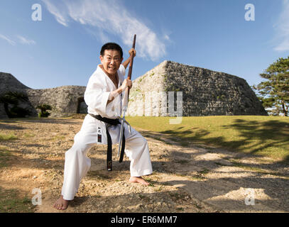 Katsuyoshi Chibana 7th-dan Okinawa SHORIN-RYU Karate-do Myobu-kan Yomitan al Castello Zakimi, Okinawa, in Giappone Foto Stock