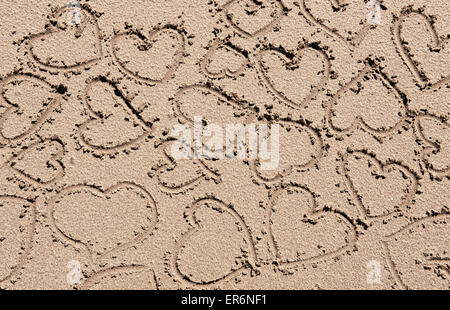 Amore Cuori attirato nella sabbia sulla spiaggia Foto Stock