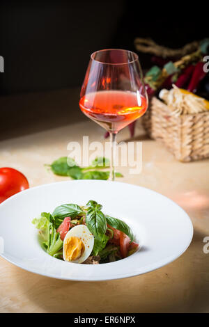 Primo piano della piastra della molla mescolare con insalata di fragole, uova e tonno Foto Stock