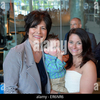 Città Giardino, New York, Stati Uniti d'America. Il 26 maggio 2015. L-R, RITA KESTENBAUM (D-Bellmore), in esecuzione per Hempstead città supervisore, pone con suo nipote JUSTIN KESTENBAUM, 14 mesi di età e la sua nuora NATALIE KESTENBAUM, a Nassau County democratici la nomina di convenzione. Il partito del comitato esecutivo nominato 55 candidati, tra cui R. Kestenbaum, per la politica e giudiziaria gare alla convenzione, tenutasi presso la base aerea nella Città Giardino, Long Island. Credito: Ann e Parry/Alamy Live News Foto Stock