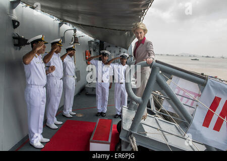 Mumbai, India. 28 Maggio, 2015. Ursula von der Leyen, Ministro della difesa della Germania visite INS Kolkata 28 Maggio 2015 in Mumbai, India. L'INS Kolkata è la nave di piombo di Kolkata-class guidato-missile cacciatorpediniere della Marina militare indiana. Credito: dpa picture alliance/Alamy Live News Foto Stock