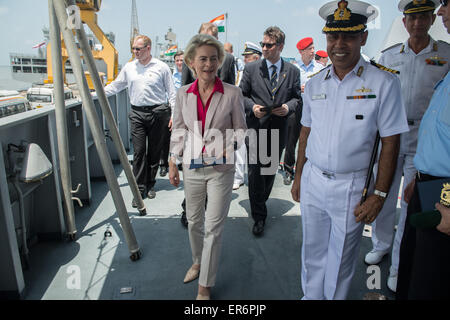 Mumbai, India. 28 Maggio, 2015. Ursula von der Leyen, Ministro della difesa della Germania visite INS Kolkata 28 Maggio 2015 in Mumbai, India. L'INS Kolkata è la nave di piombo di Kolkata-class guidato-missile cacciatorpediniere della Marina militare indiana. Credito: dpa picture alliance/Alamy Live News Foto Stock