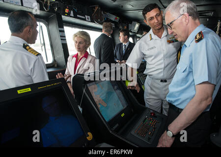 Mumbai, India. 28 Maggio, 2015. Ursula von der Leyen, Ministro della difesa della Germania visite INS Kolkata 28 Maggio 2015 in Mumbai, India. Qui si è visto all'interno del recipiente. L'INS Kolkata è la nave di piombo di Kolkata-class guidato-missile cacciatorpediniere della Marina militare indiana. Credito: dpa picture alliance/Alamy Live News Foto Stock