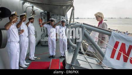 Mumbai, India. 28 Maggio, 2015. Ursula von der Leyen, Ministro della difesa della Germania visite INS Kolkata 28 Maggio 2015 in Mumbai, India. L'INS Kolkata è la nave di piombo di Kolkata-class guidato-missile cacciatorpediniere della Marina militare indiana. Credito: dpa picture alliance/Alamy Live News Foto Stock