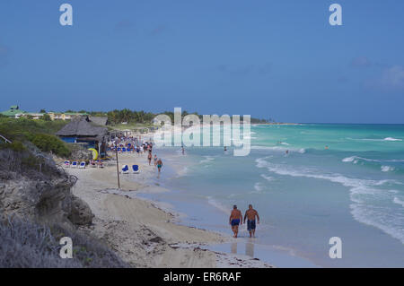 I turisti a camminare sulla spiaggia di sabbia bianca, Cayo Coco, Cuba Foto Stock