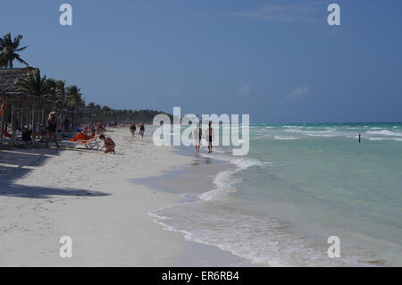 Turista giovane di camminare sulla spiaggia - Cayo Coco, Cuba Foto Stock