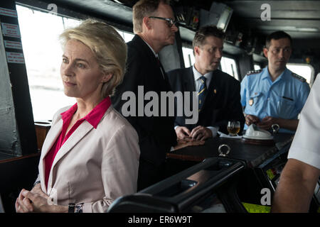 Mumbai, India. 28 Maggio, 2015. Ursula von der Leyen, Ministro della difesa della Germania visite INS Kolkata 28 Maggio 2015 in Mumbai, India. Qui si è visto all'interno del recipiente. L'INS Kolkata è la nave di piombo di Kolkata-class guidato-missile cacciatorpediniere della Marina militare indiana. Credito: dpa picture alliance/Alamy Live News Foto Stock