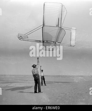 Vista laterale di Dan Tate, a sinistra, e Wilbur, a destra, volando il 1 Foto Stock