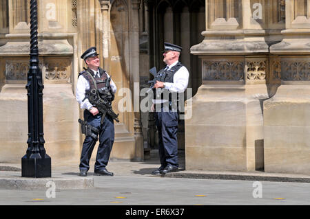 Londra, Inghilterra, Regno Unito. Polizia armata in servizio presso la sede del Parlamento, Westminster Foto Stock