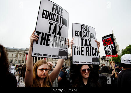 Londra Anti austerità protesta. Due donne manifestanti tenere cartelli dicendo "l istruzione gratuita : imposta il ricco'. Foto Stock