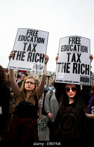 Londra Anti austerità protesta. Due donne manifestanti tenere cartelli dicendo "l istruzione gratuita : imposta il ricco'. Foto Stock