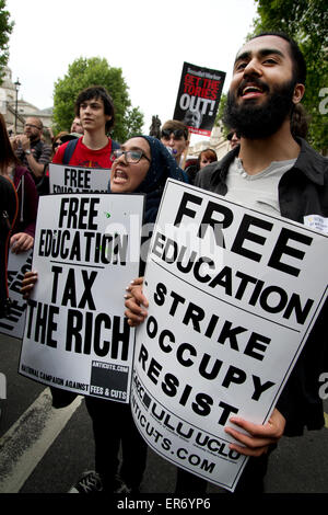 Londra Anti austerità protesta. Whitehall. Gli studenti in attesa cartelloni dicendo "l istruzione gratuita. Sciopero, occupano, resistere". Foto Stock