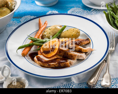 La Turchia con carote fagioli e patate su una piastra Foto Stock