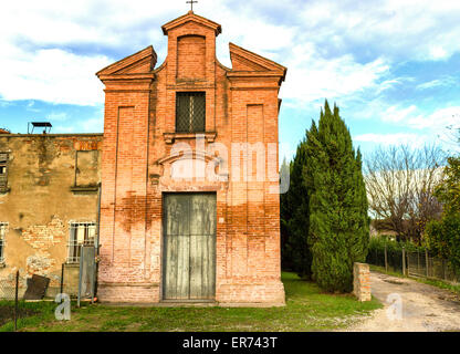 Brickwall facciata di un inizio del secolo XVIII oratorio, la chiesa dedicata a Santa Dorotea nel villaggio di Belricetto vicino a Ravenna nella campagna di Emilia Romagna nel Nord Italia Foto Stock