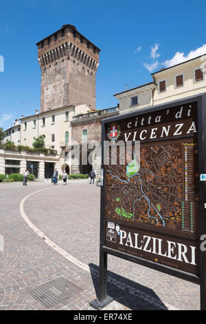 Cartello turistico nel centro della città di Vicenza in Italia. Foto Stock