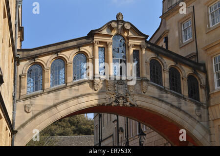 Hertford Bridge, noto anche come ponte dei sospiri, è un skyway unire due parti di Hertford College di New College Lane, Oxford Foto Stock