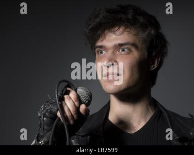 Febbraio 21, 2014 - il cantante Rock urlando sul microfono © Igor Golovniov/ZUMA filo/ZUMAPRESS.com/Alamy Live News Foto Stock