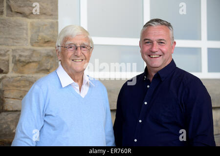 Sir Michael Morbo di Parkinson con suo figlio Mike Morbo di Parkinson a 'Una Serata con Sir Michael Morbo di Parkinson' La Civic, Barnsley, Regno Unito. Immagine: Scott Bairstow/Alamy Foto Stock