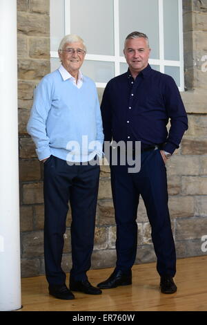 Sir Michael Morbo di Parkinson con suo figlio Mike Morbo di Parkinson a 'Una Serata con Sir Michael Morbo di Parkinson' La Civic, Barnsley, Regno Unito. Immagine: Scott Bairstow/Alamy Foto Stock