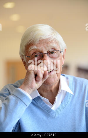 Sir Michael Morbo di Parkinson fingendo di scegliere il suo naso come uno scherzo a 'Una Serata con Sir Michael Morbo di Parkinson' La Civic, Barnsley, Regno Unito. Immagine: Scott Bairstow/Alamy Foto Stock