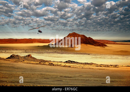 Vista aerea da velivoli ultraleggeri battenti poco dopo l'alba del Sossusvlei area del deserto del Namib - Namibia Foto Stock