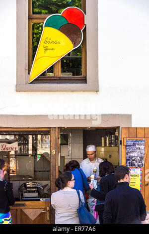 Bouillon, Belgio. Le persone in attesa in linea ad una gelateria Foto Stock