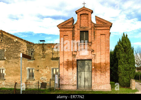 Brickwall facciata di un inizio del secolo XVIII oratorio, la chiesa dedicata a Santa Dorotea nel villaggio di Belricetto vicino a Ravenna nella campagna di Emilia Romagna nel Nord Italia Foto Stock