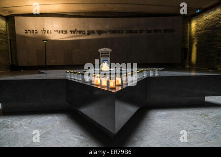 Parigi, Francia. La sala principale del monumento commemorativo dell'olocausto (Mémorial de la Shoah). Una grande stella in marmo di David e il memorial candele Foto Stock