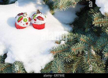 Giocattolo di natale torte su albero di inverno con la neve Foto Stock