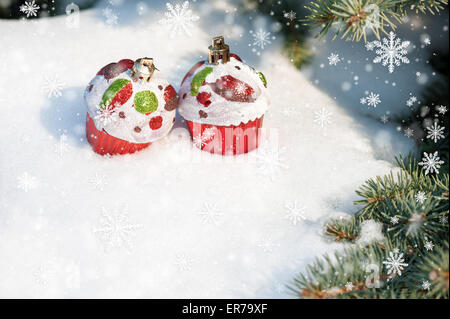 Giocattolo di natale torte su albero di inverno con la neve Foto Stock