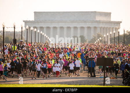 Cherry Blossom Ten Mile Run Washington DC // WASHINGTON DC - i corridori competono nell'annuale Cherry Blossom Ten Mile Run mentre attraversano l'Arlington Memorial Bridge con il Lincoln Memorial visibile sullo sfondo. La gara primaverile, che coincide con il National Cherry Blossom Festival, attira migliaia di partecipanti nella capitale della nazione. L'evento si svolge tipicamente all'inizio di aprile, quando i famosi ciliegi giapponesi della città sono in fiore. L'Arlington Memorial Bridge, che collega Washington DC alla Virginia, funge da segmento chiave del percorso di gara attraverso il nucleo monumentale Foto Stock