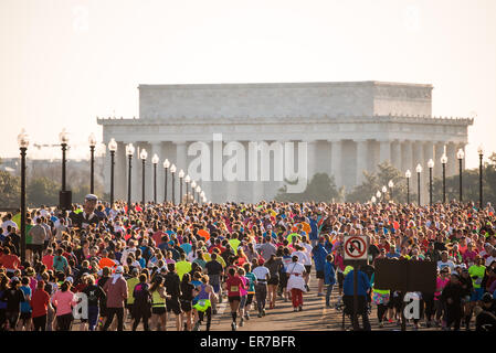 Cherry Blossom Ten Mile Run Arlington Memorial Bridge Washington DC // WASHINGTON DC - i corridori competono nell'annuale Cherry Blossom Ten Mile Run mentre attraversano l'Arlington Memorial Bridge con il Lincoln Memorial visibile sullo sfondo. La gara primaverile, che coincide con il National Cherry Blossom Festival, attira migliaia di partecipanti nella capitale della nazione. L'evento si svolge tipicamente all'inizio di aprile, quando i famosi ciliegi giapponesi della città sono in fiore. L'Arlington Memorial Bridge, che collega Washington DC alla Virginia, funge da segmento chiave del percorso di gara t Foto Stock