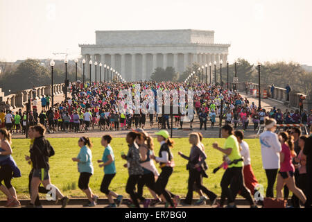 Cherry Blossom Ten Mile Run Arlington Memorial Bridge Washington DC // WASHINGTON DC - i corridori competono nell'annuale Cherry Blossom Ten Mile Run mentre attraversano l'Arlington Memorial Bridge con il Lincoln Memorial visibile sullo sfondo. La gara primaverile, che coincide con il National Cherry Blossom Festival, attira migliaia di partecipanti nella capitale della nazione. L'evento si svolge tipicamente all'inizio di aprile, quando i famosi ciliegi giapponesi della città sono in fiore. L'Arlington Memorial Bridge, che collega Washington DC alla Virginia, funge da segmento chiave del percorso di gara t Foto Stock