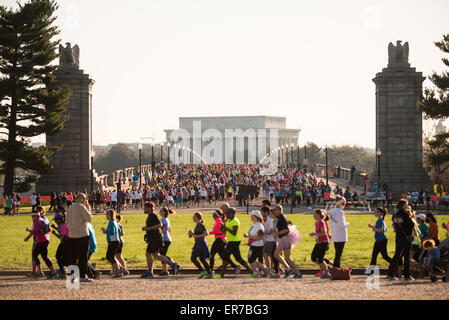 Cherry Blossom Ten Mile Run Arlington Memorial Bridge Washington DC // WASHINGTON DC - i corridori competono nell'annuale Cherry Blossom Ten Mile Run mentre attraversano l'Arlington Memorial Bridge con il Lincoln Memorial visibile sullo sfondo. La gara primaverile, che coincide con il National Cherry Blossom Festival, attira migliaia di partecipanti nella capitale della nazione. L'evento si svolge tipicamente all'inizio di aprile, quando i famosi ciliegi giapponesi della città sono in fiore. L'Arlington Memorial Bridge, che collega Washington DC alla Virginia, funge da segmento chiave del percorso di gara t Foto Stock