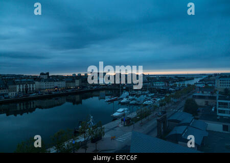 La Francia. Il porto di Cherbourg e Marina al tramonto. Foto Stock