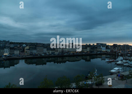 La Francia. Il porto di Cherbourg e Marina al tramonto. Foto Stock