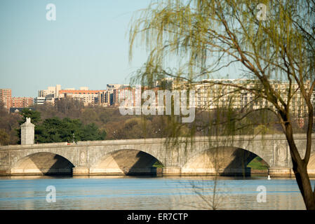 WASHINGTON, DC, Stati Uniti — l'Arlington Memorial Bridge, completato nel 1932, attraversa il fiume Potomac che collega Washington DC con Arlington, Virginia. Il ponte neoclassico, progettato da McKim, Mead & White, offre vedute del moderno skyline commerciale di Rosslyn. Questa storica traversata funge da collegamento simbolico e funzionale tra la capitale e la Virginia. Foto Stock