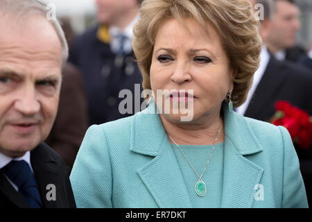 San Pietroburgo, Russia. 27 Maggio, 2015. Dignitari ha segnato il 312º anniversario di fondazione della città di San Pietroburgo con la posa di omaggi floreali presso il monumento di Pietro il Grande Foto Stock