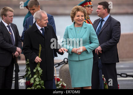 San Pietroburgo, Russia. 27 Maggio, 2015. Dignitari ha segnato il 312º anniversario di fondazione della città di San Pietroburgo con la posa di omaggi floreali presso il monumento di Pietro il Grande Foto Stock