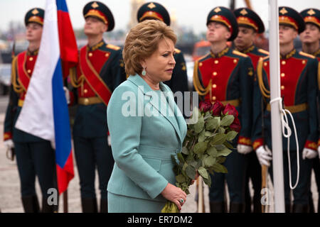 San Pietroburgo, Russia. 27 Maggio, 2015. Dignitari ha segnato il 312º anniversario di fondazione della città di San Pietroburgo con la posa di omaggi floreali presso il monumento di Pietro il Grande Foto Stock