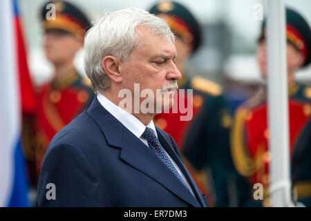 San Pietroburgo, Russia. 27 Maggio, 2015. Dignitari ha segnato il 312º anniversario di fondazione della città di San Pietroburgo con la posa di omaggi floreali presso il monumento di Pietro il Grande Foto Stock