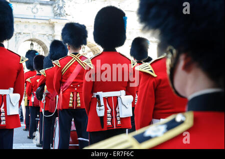 Membri della Regina della Guardia band in attesa di giocare i loro strumenti durante la processione Queen, Londra, Inghilterra. Foto Stock