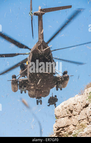 Kelt Canyon, il Deserto della Giudea, Israele. Un soldato rappels da un bilico elicottero militare per il soccorso di un ferito escursionista. Foto Stock